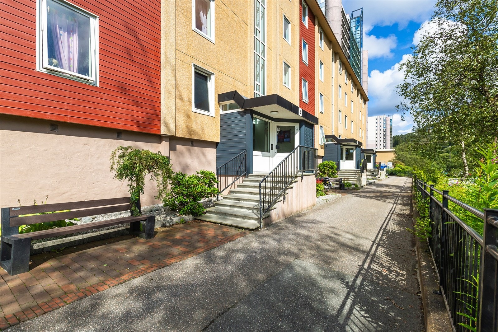 Koselig inngangsparti med benk utenfor. Galleribilde