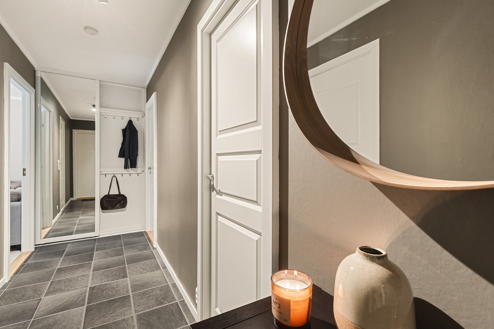 I enden av gangen er det skyvedør med speil og praktisk oppheng for yttertøy. Galleribilde