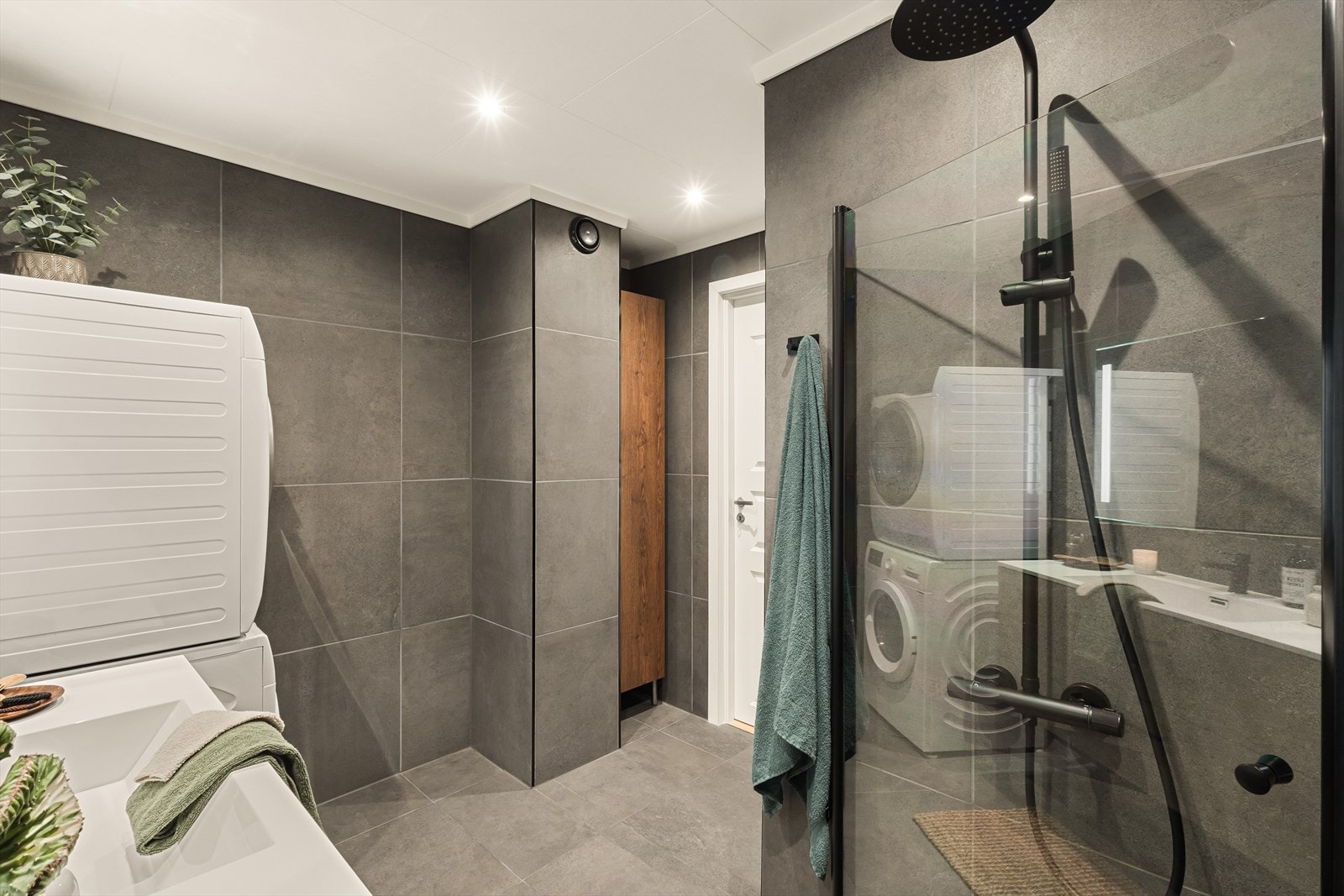 Det er varmekabler i gulvet, spotter i taket og god plass til vaskemaskin og tørketrommel. Galleribilde