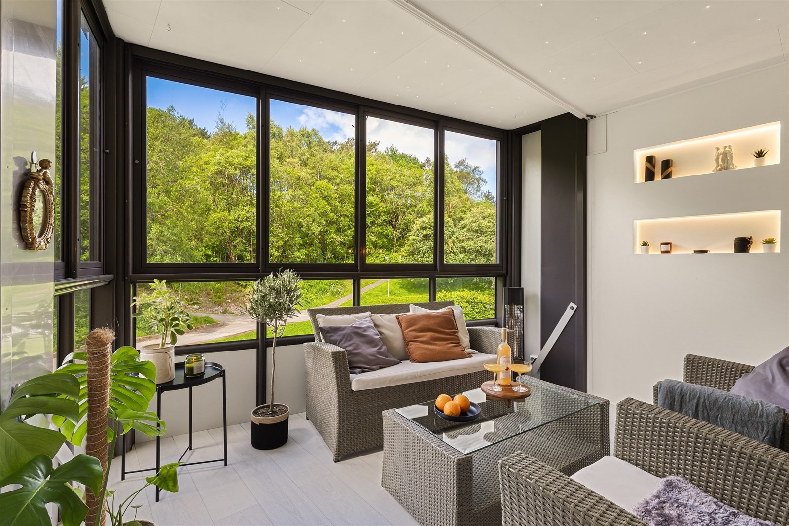 Herlig vestvendt og solrik balkong som kan benyttes året rundt! Galleribilde