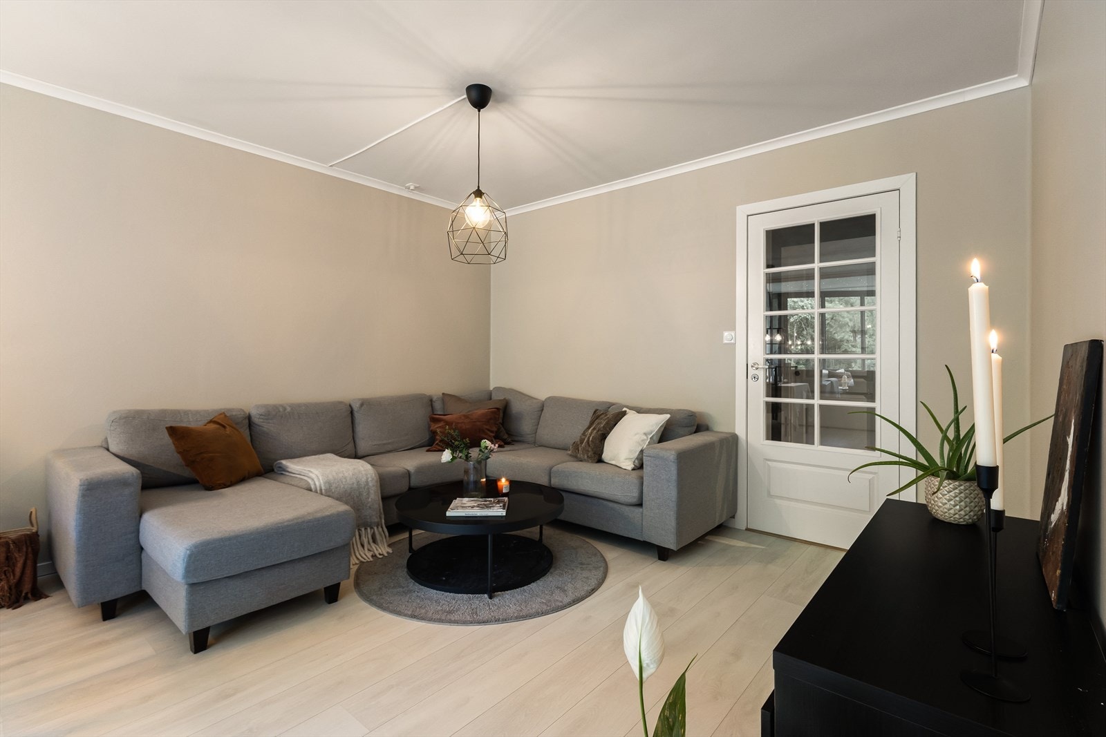 Lekkert gjennomgående laminatgulv i alle oppholdsrom. Galleribilde