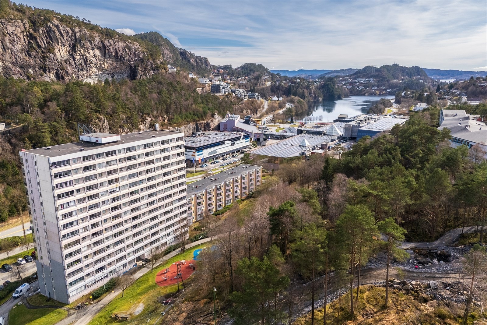 Leiligheten har en svært sentral beliggenhet med Vestkanten Storsenter som nærmeste nabo! Galleribilde