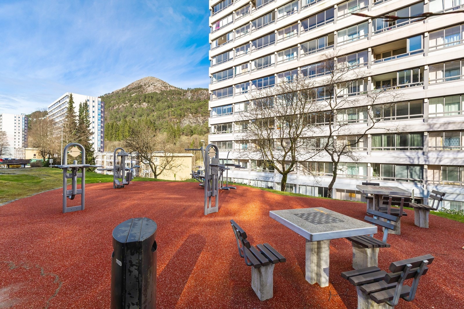 Borettslaget har store fellesarealer med bl.a. Tuftepark, lekeplasser, grøntområder, sittegrupper mm. Galleribilde