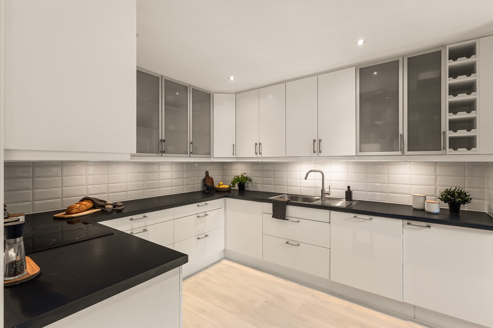 Kjøkkenet måler 12,5 m² og har tilkomst via stuen. Galleribilde