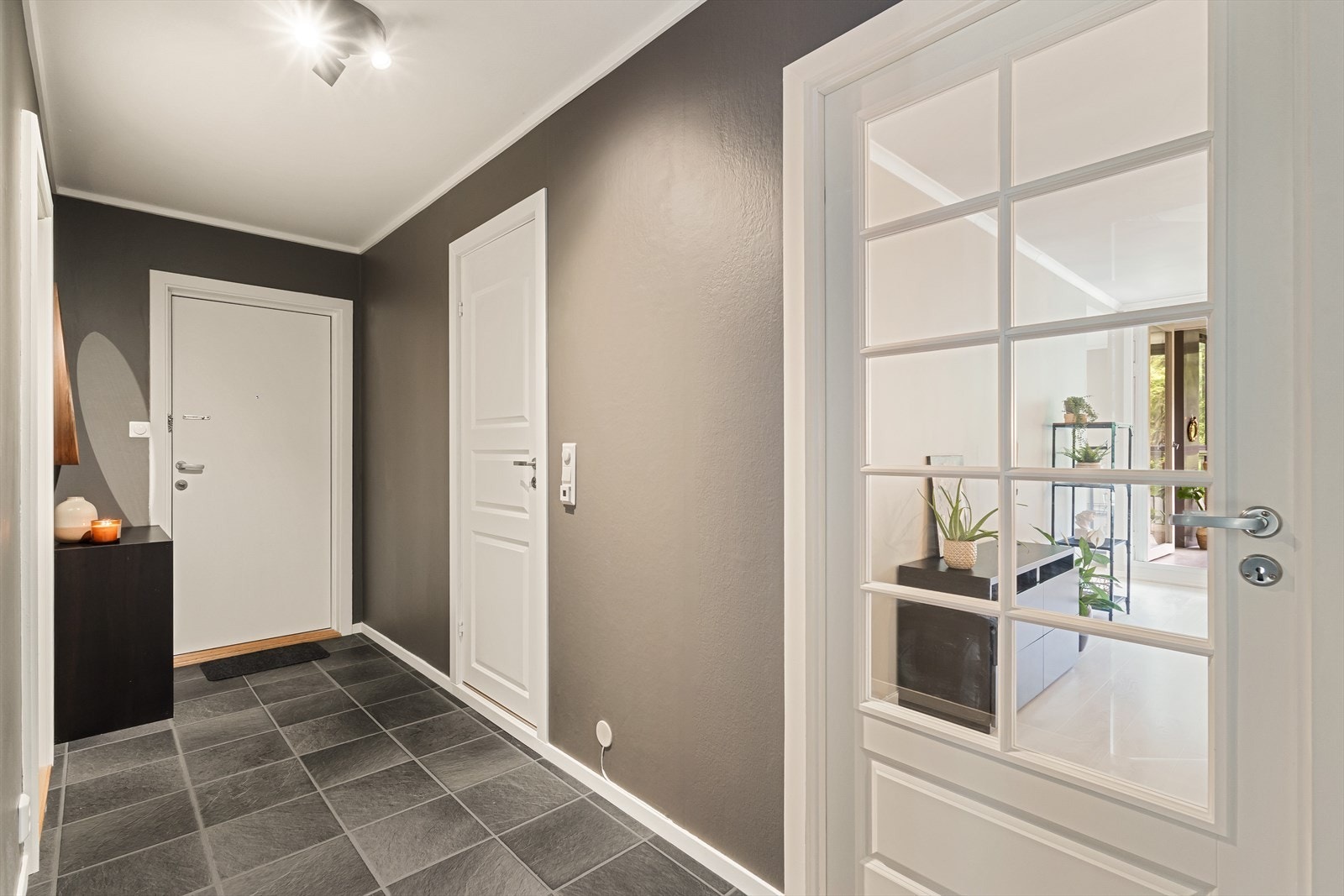 Velkommen inn! Gangen er malt i en tidsriktig jordtone, og det er plass til skostativ og knagger rett på innsiden av døren. Galleribilde