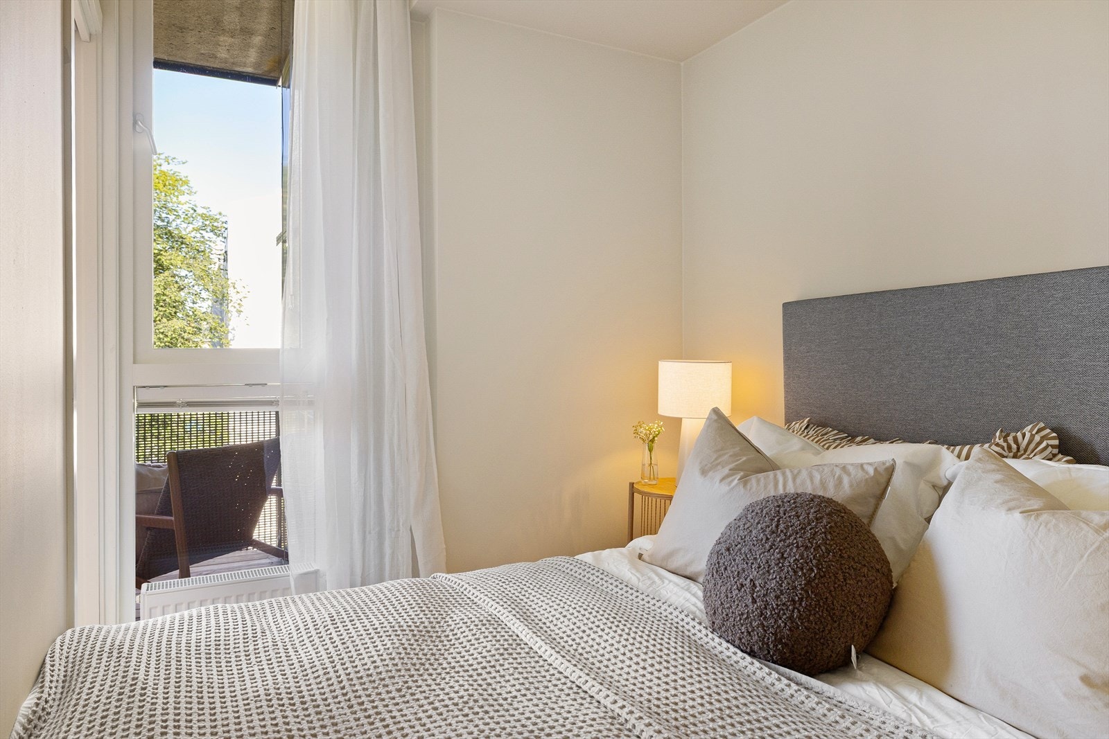 Rommet har vindu som sikrer godt med lys og luft. Soverommet vender mot bakgård. Galleribilde