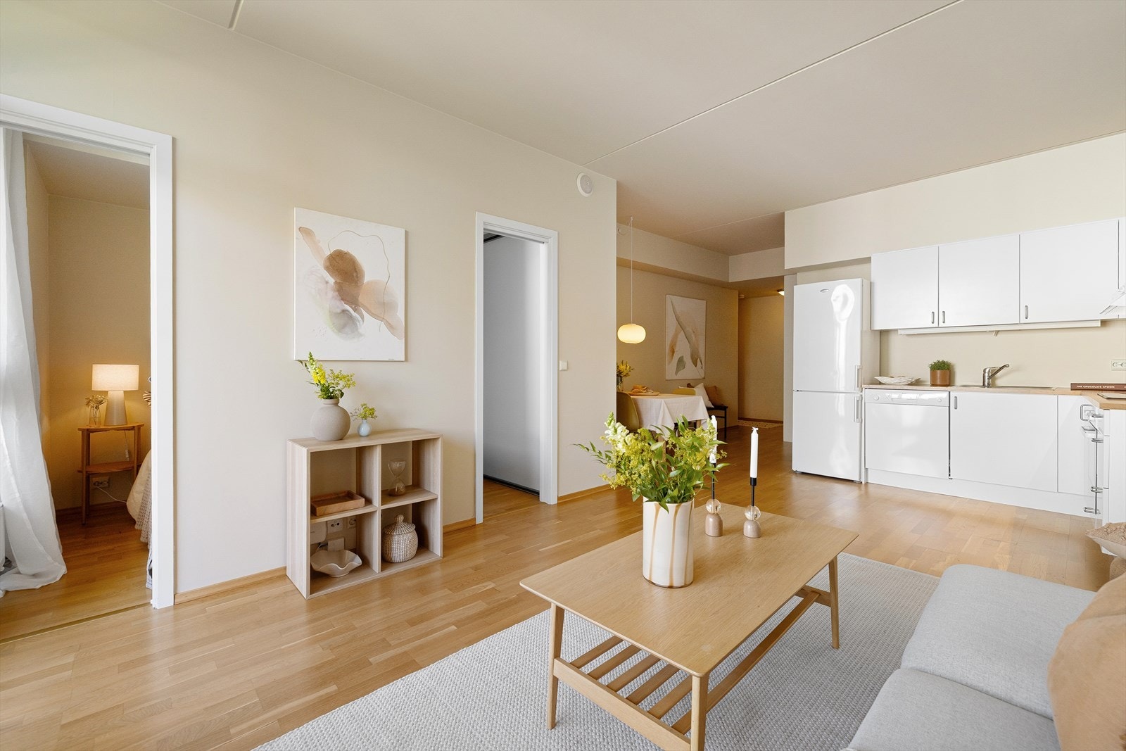 Den gode takhøyden på 2,71 meter og godt lysinnslipp sikrer en åpen og luftig romfølelse. Galleribilde