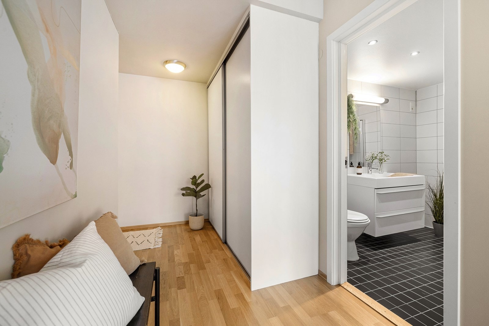 I gangen er det romslig skyvedørsgarderobe. Leiligheten dispinerer en kjellerbod på ca. 6 kvm. Galleribilde