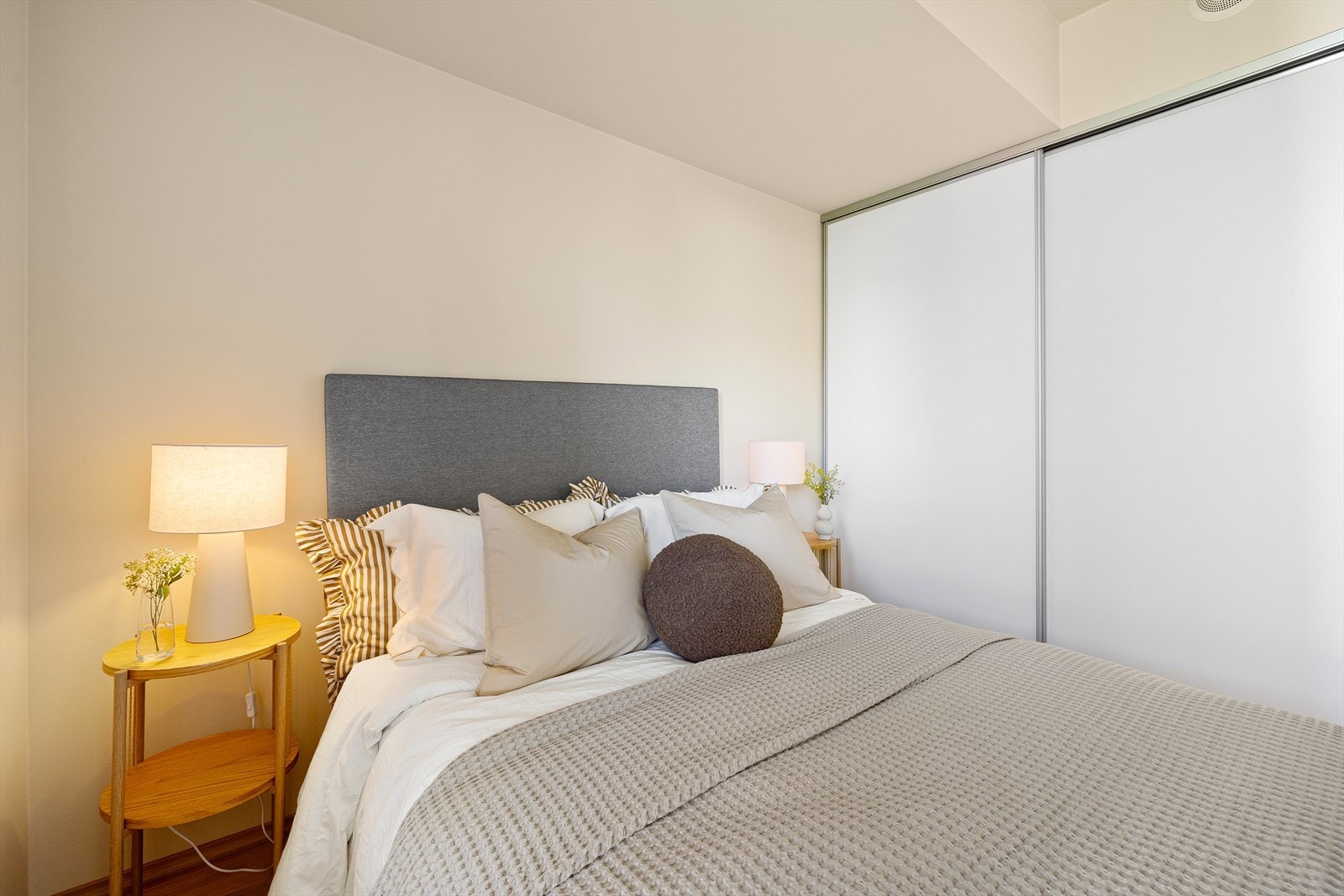 Langs den ene veggen er det en romslig skyvedørsgarderobe. Galleribilde