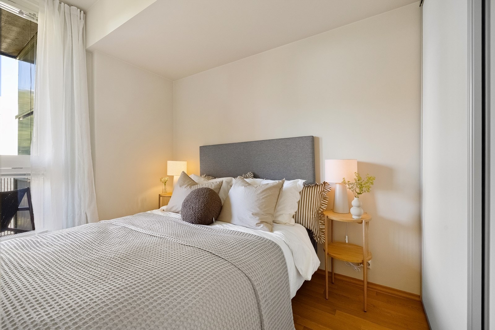 Lunt og innbydende soverom med god plass til dobbeltseng og nattbord. Galleribilde