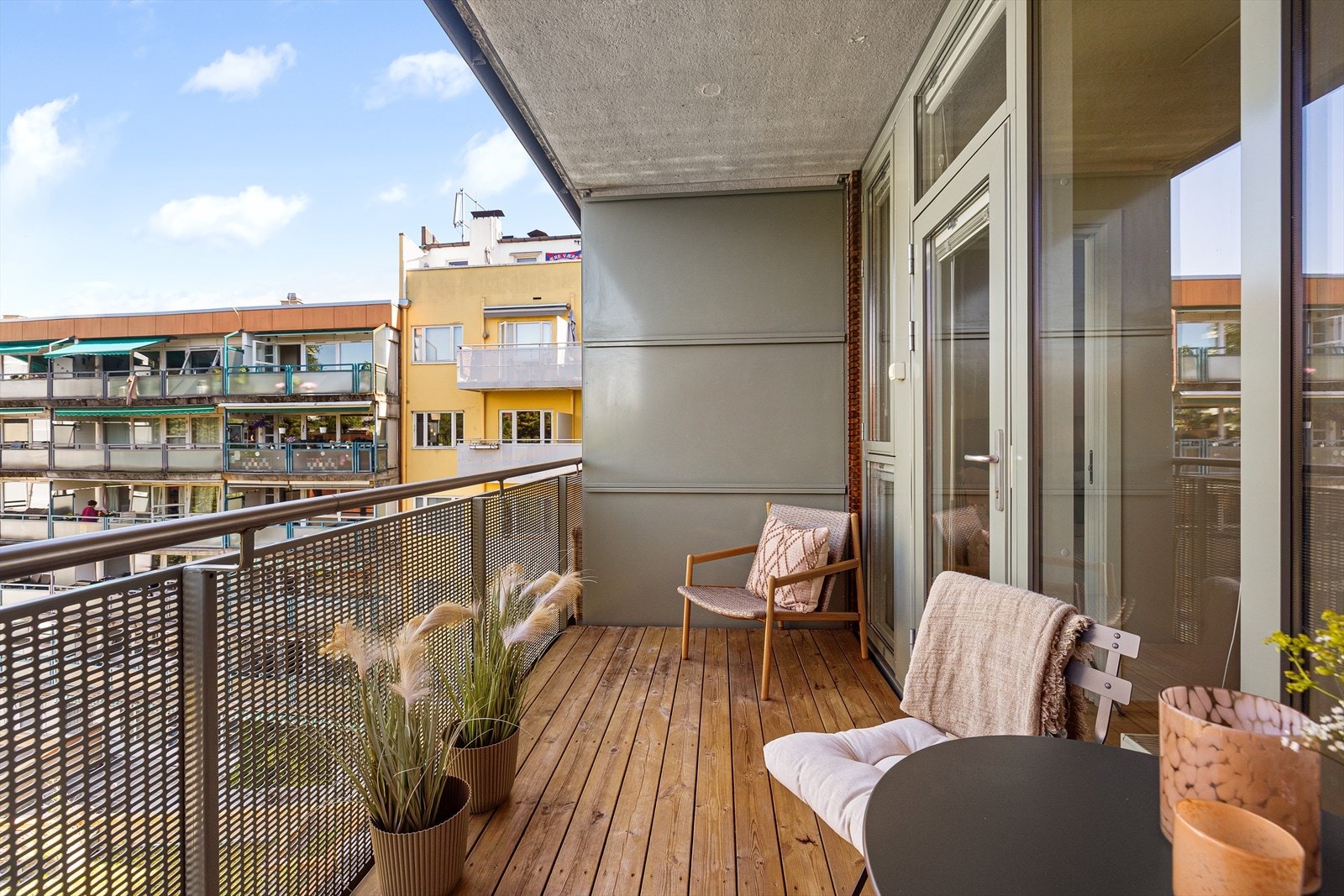 På balkongen er det god plass til sittegrupper og øvrig møblement. Det er stikkontakt og lys. Galleribilde