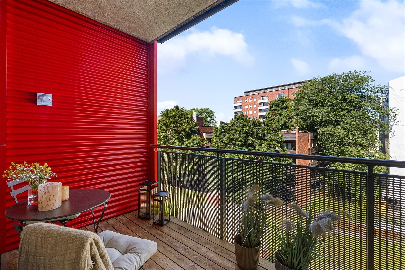 Fra stuen er det utgang til en overbygd, nordvestvendt balkong på 7 kvm. Galleribilde