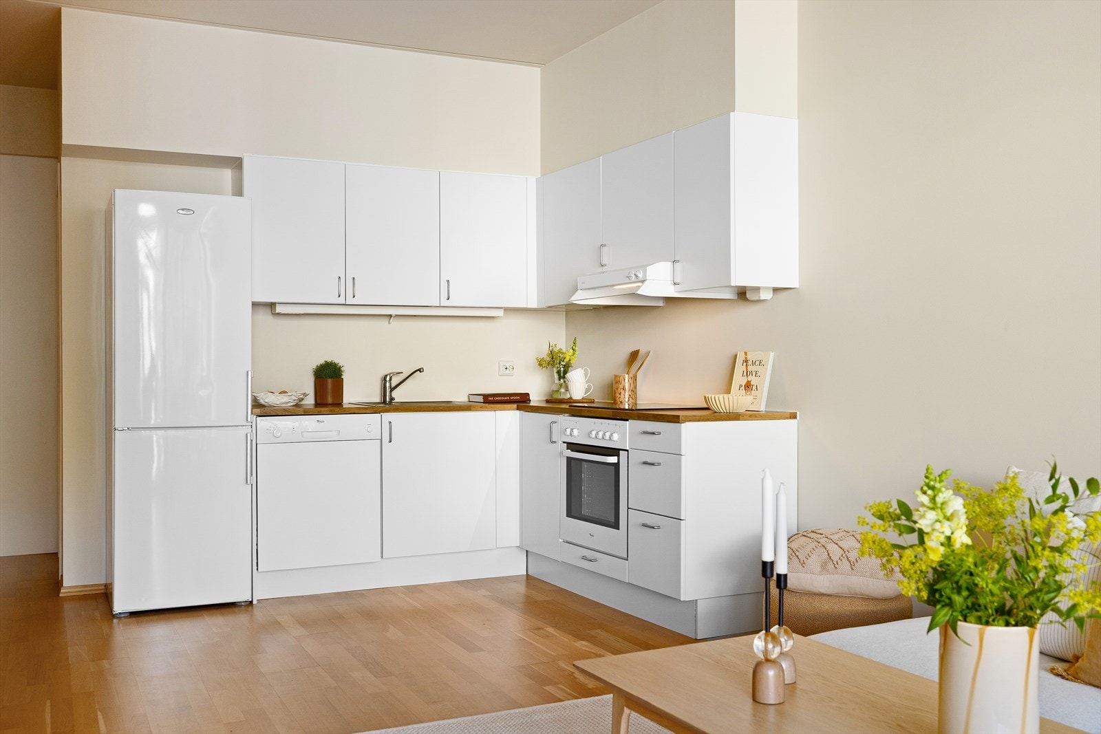 Kjøkkeninnredning med glatte, laminerte fronter og benkeplate i laminat. Galleribilde