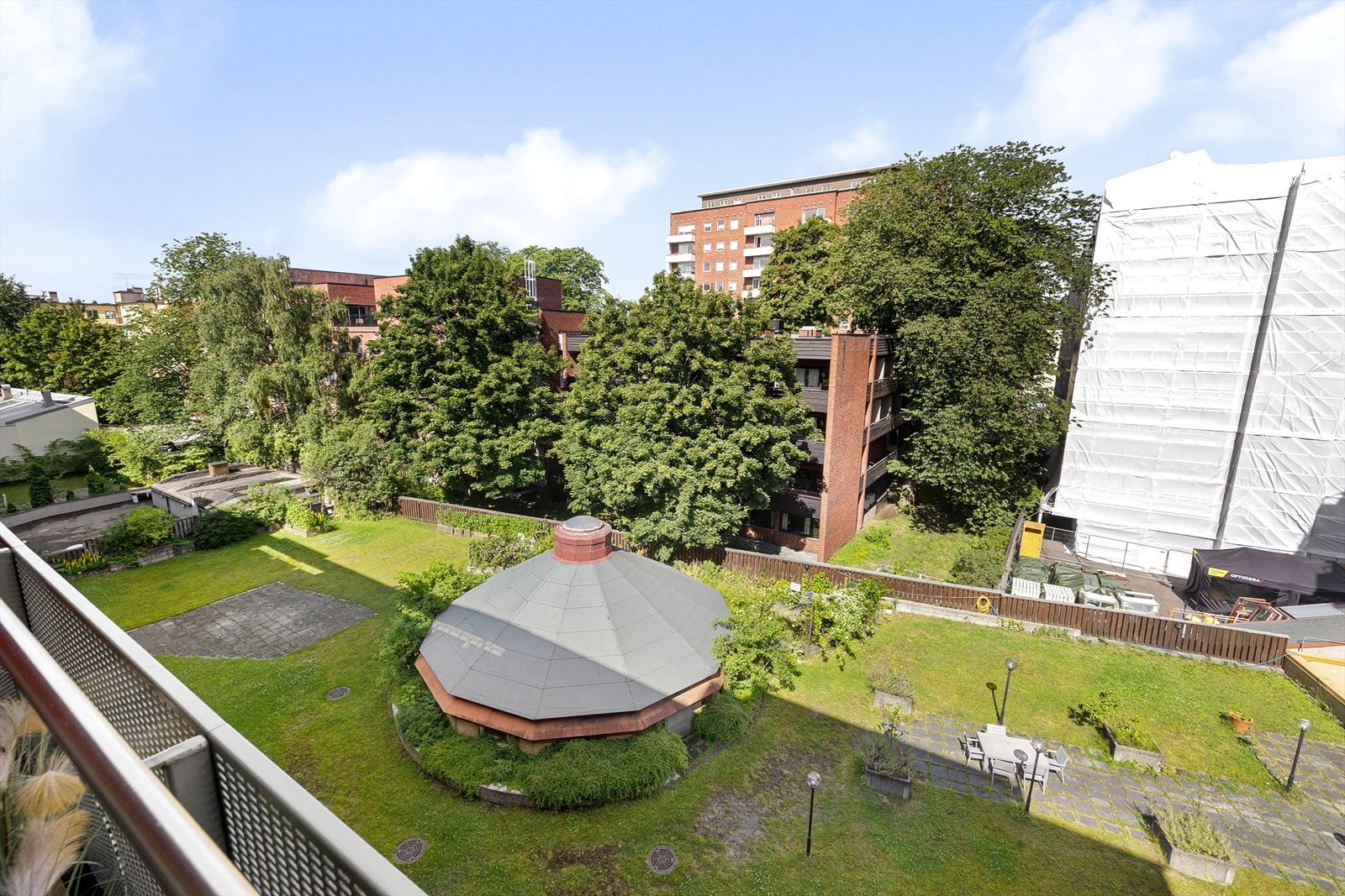 Grønt og fint utsyn mot hyggelig bakgård. Galleribilde