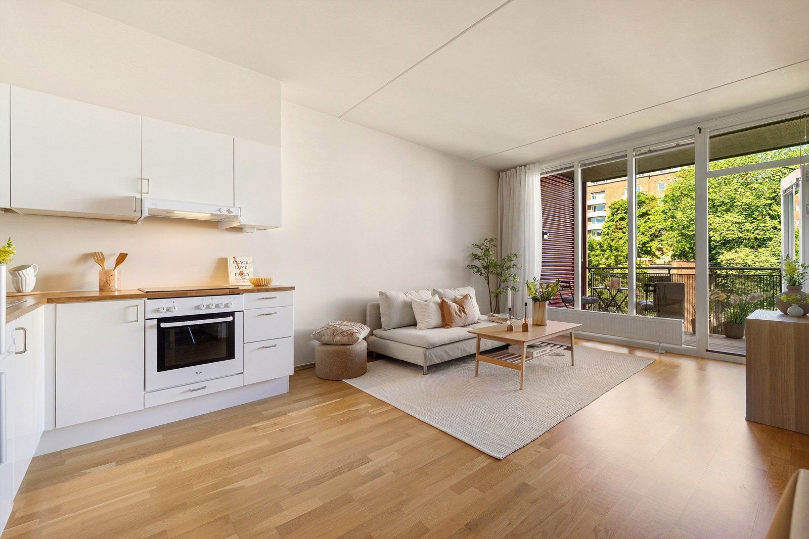 Lyst og pent kjøkken med god plass til det man trenger! Galleribilde