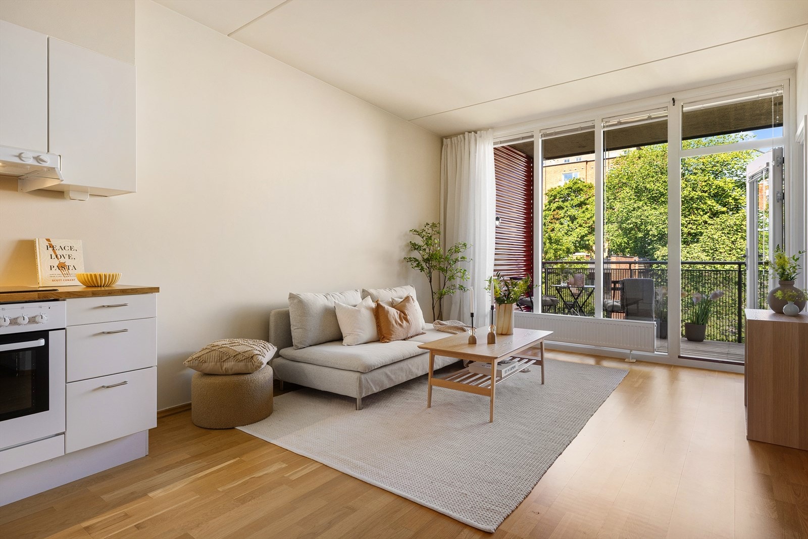 Lys, romslig og hyggelig stue med store vindusflater og fint utsyn. Galleribilde