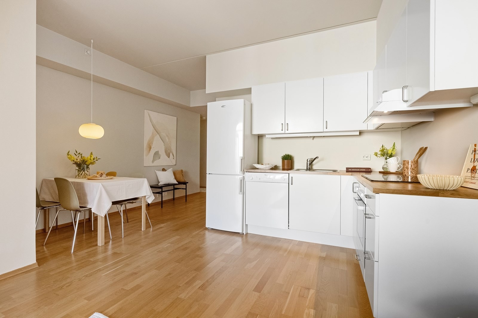 Det er god plass til spisebord ved kjøkkenet. Galleribilde