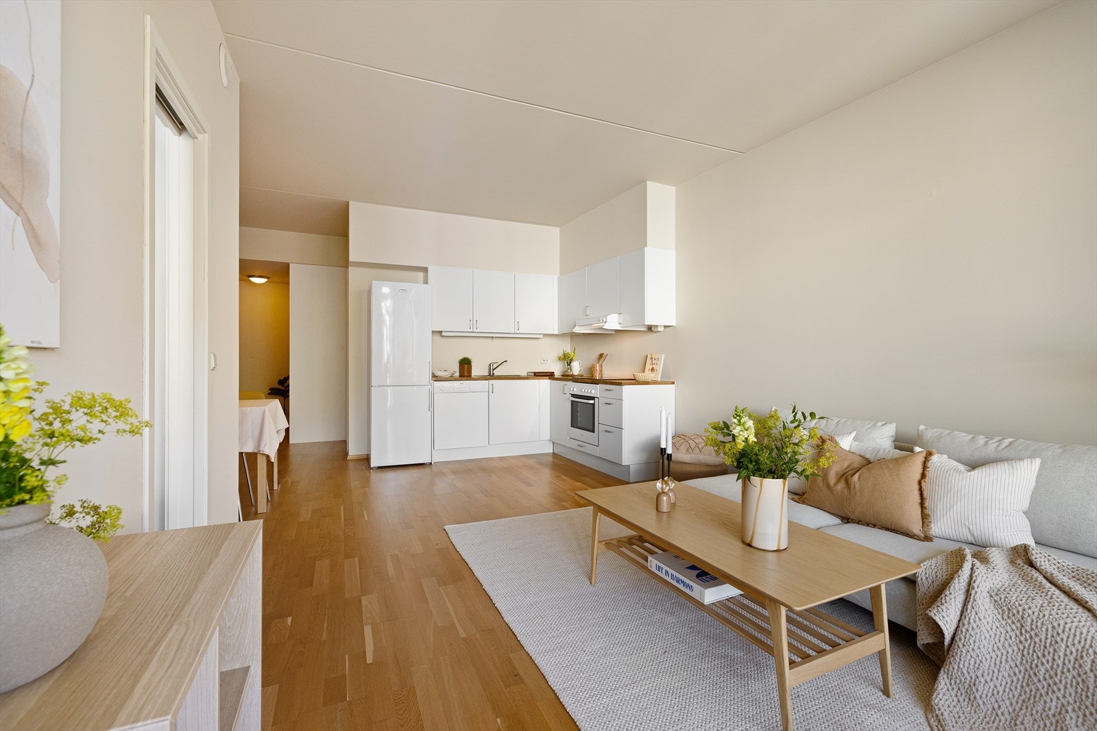 I stuen er det god plass til sofagruppe, sofabord og underholdningsavdeling. Galleribilde