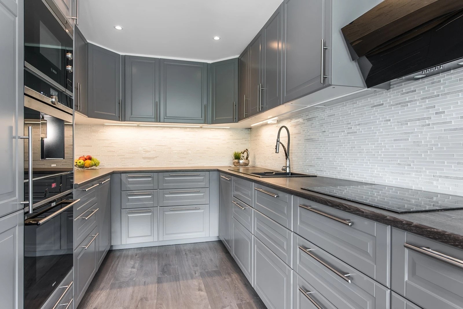 Pent kjøkken med integrerte hvitevarer. Galleribilde