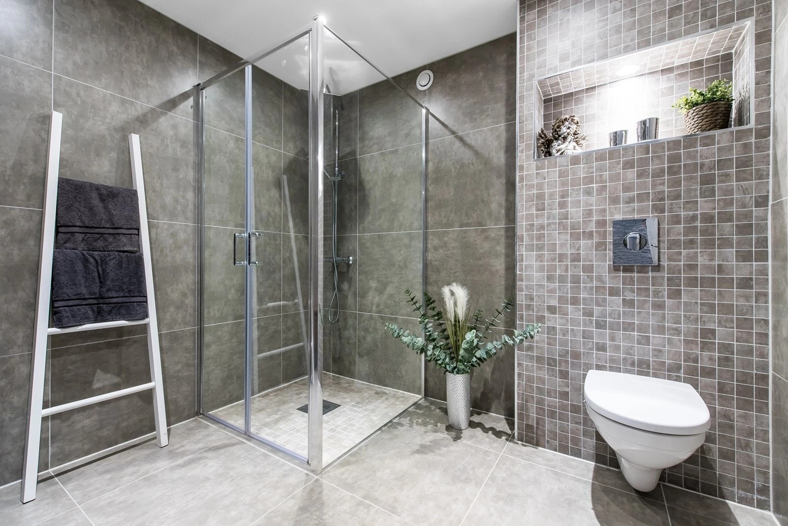 Lekkert flislagt bad fra 2018. Separat vaskerom. Galleribilde