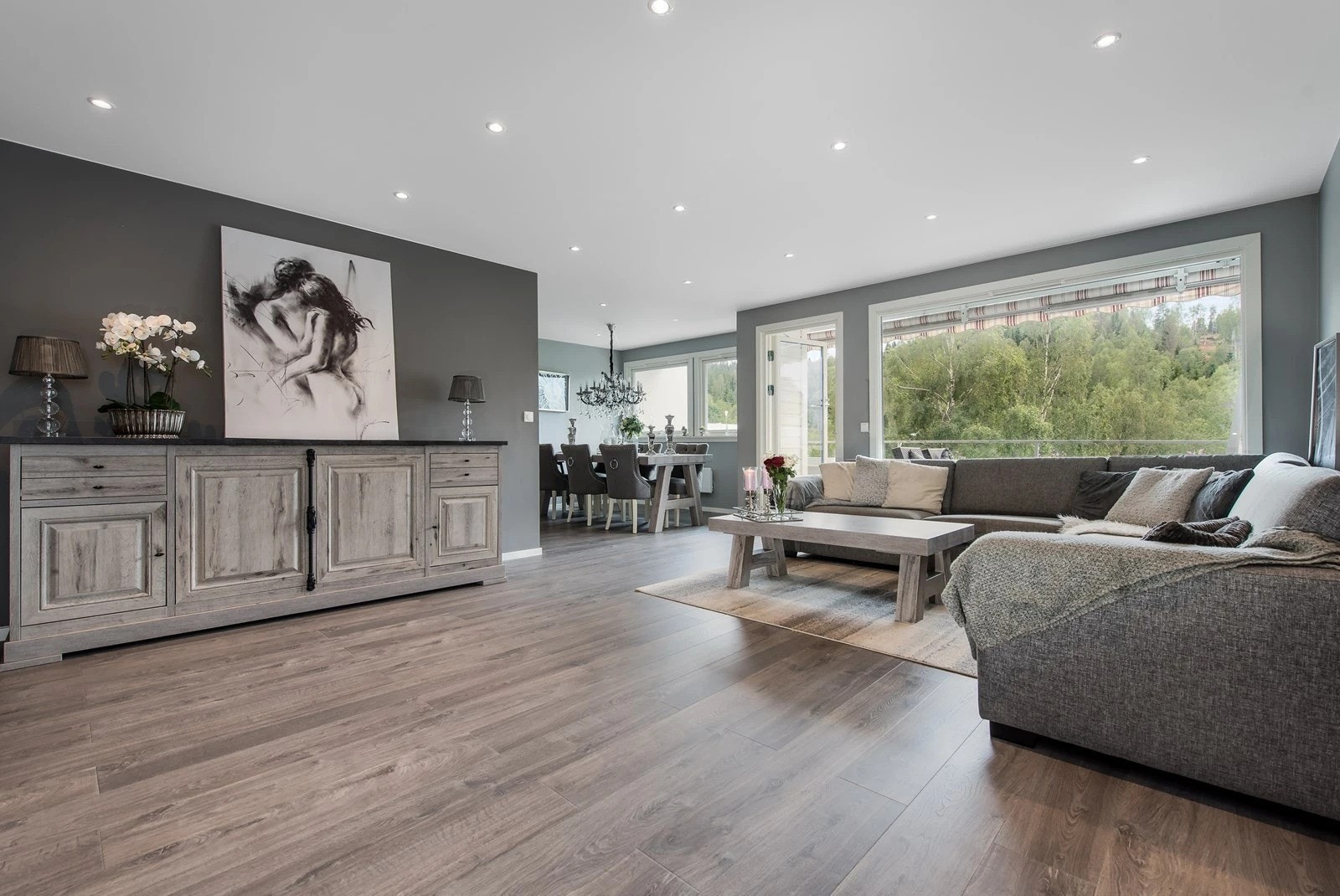 Lys og lekker stue med utgang til balkong. Galleribilde