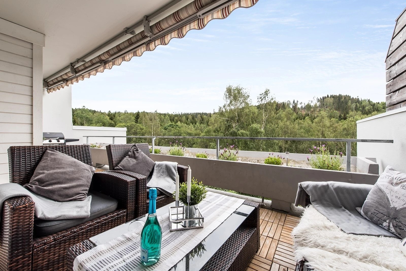 Stor sydvendt balkong med markise. Galleribilde