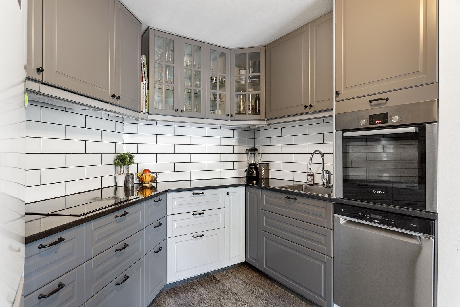 Kjøkken med alle hvitevarer Galleribilde