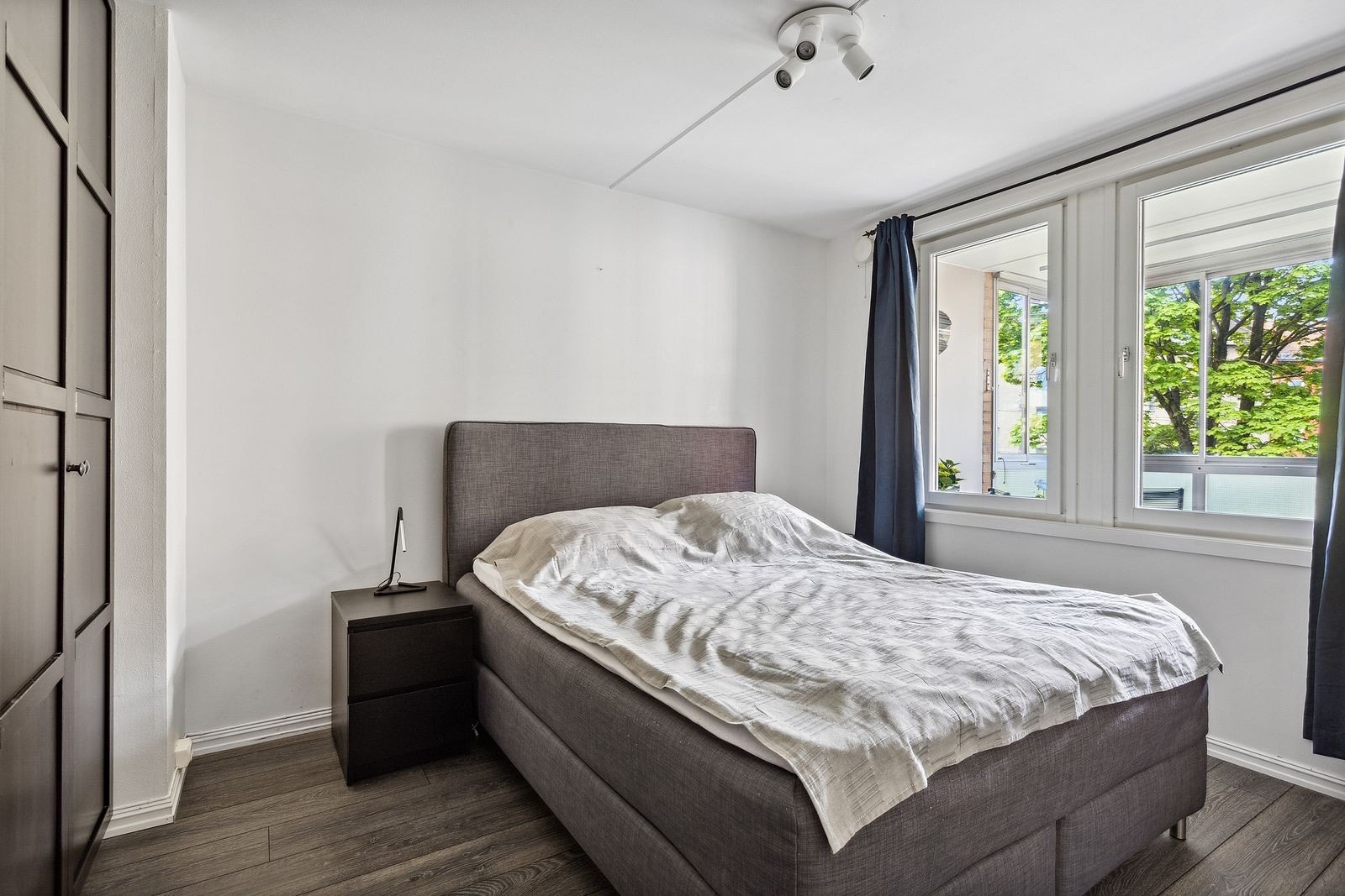 Soverrom med garderobeskap Galleribilde