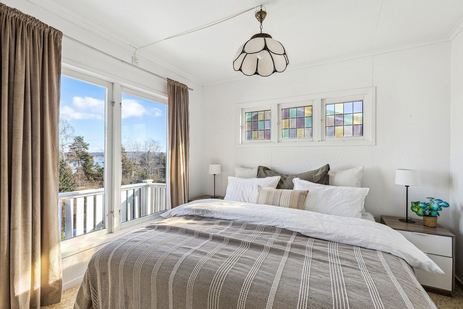 Boligen har totalt 3 soverom - 2 i 1. etsje og 1 i underetasjen. Fra hovedsoverommet i 1. etasje er det utgang til en fin balkong. Galleribilde