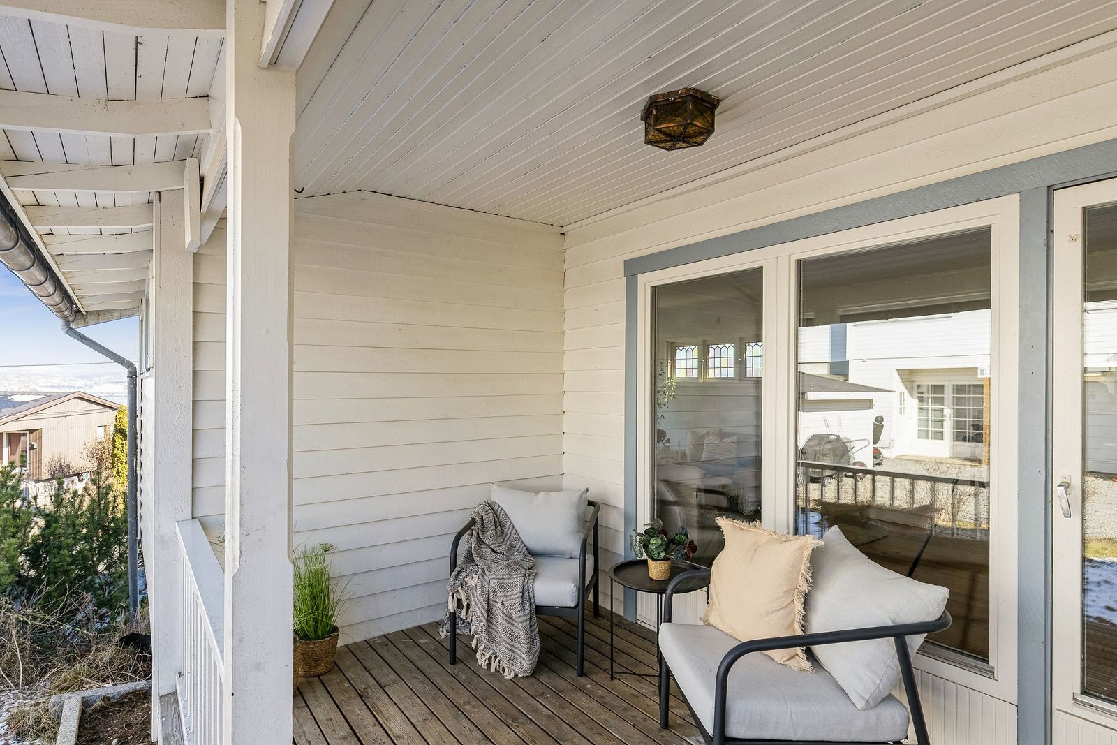 Her er det plass til utemøbler og blomsterkasser. Galleribilde