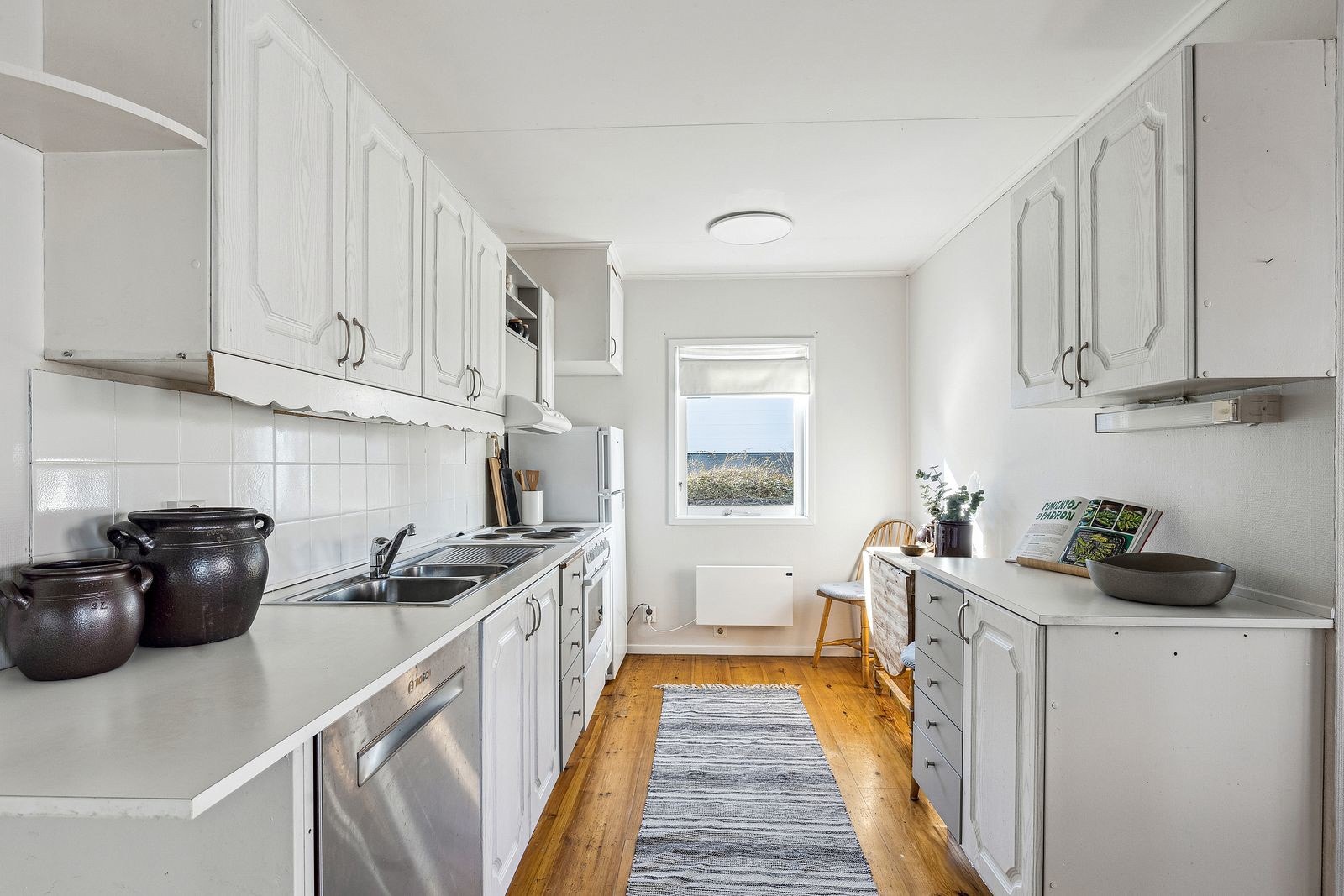 Det er godt utstyrt med nisjer for komfyr, kjøleskap og oppvaskmaskin, og har et nedsenket vask for bedre arbeidsflyt. Galleribilde