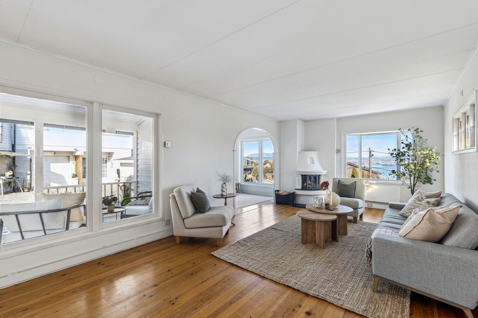 Huset ligger høyt og med flott utsikt mot fjorden og hovedstaden! Galleribilde