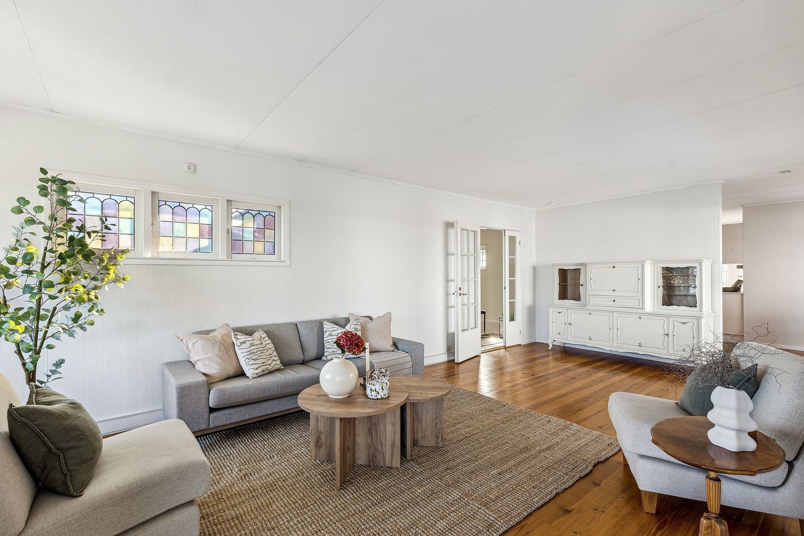 Peisen i stuen er et flott midtpunkt, og gir rommet en koselig og behagelig atmosfære, spesielt på kalde dager. Galleribilde