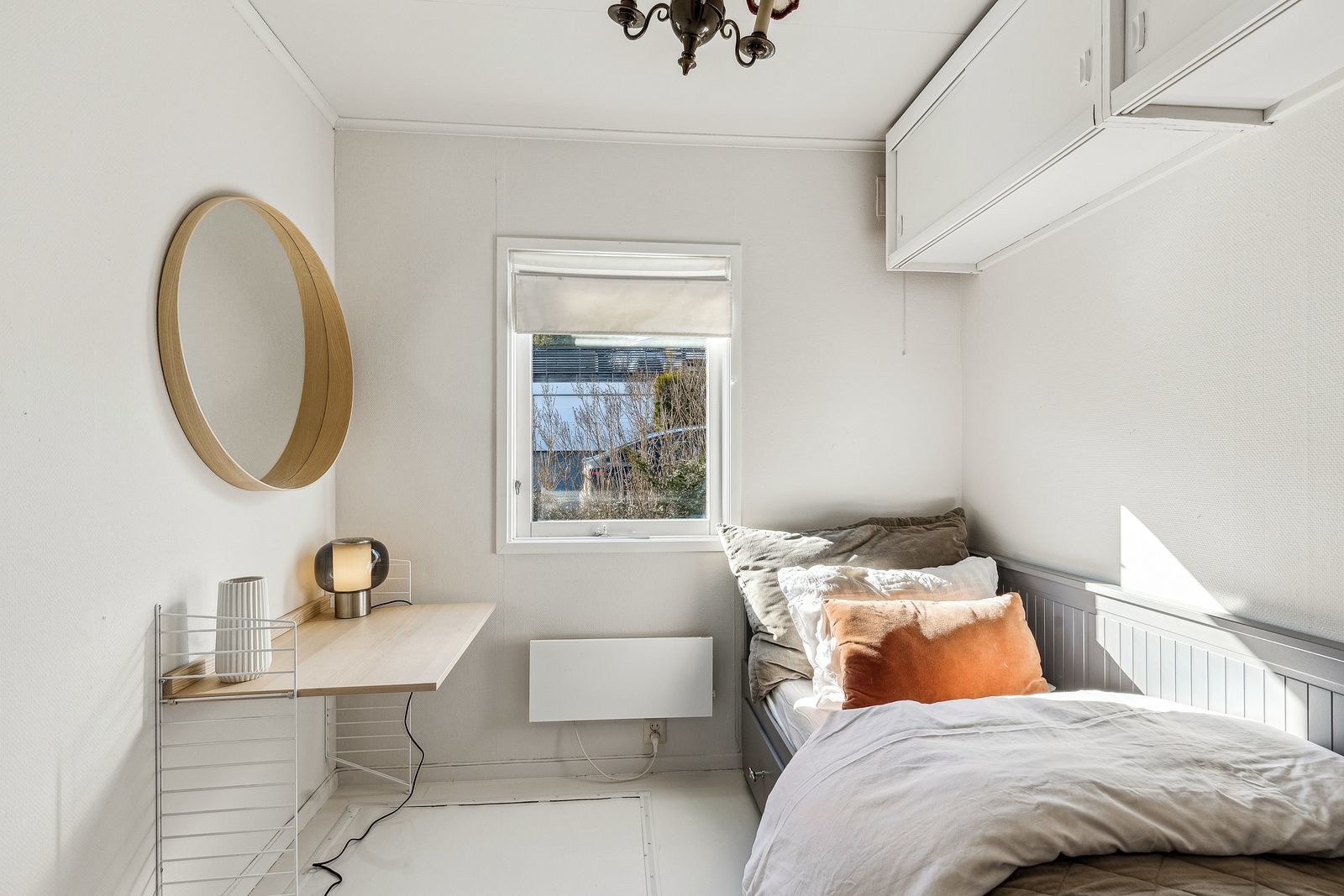 Et romslig soverom med god plass til seng og møbler. Overflatene er velholdte, og rommet gir et komfortabelt og rolig sted for søvn. Galleribilde