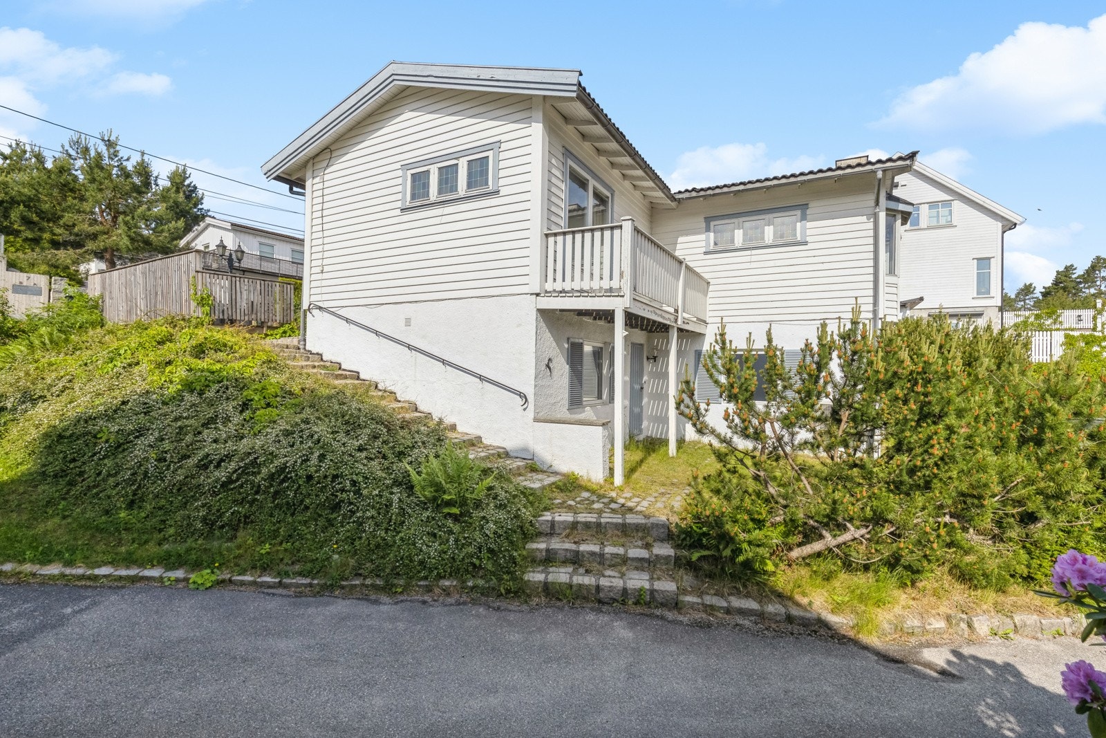 Gangavstand til skoler, barnehager, flotte strender, båten og Tangen sentrum. Galleribilde