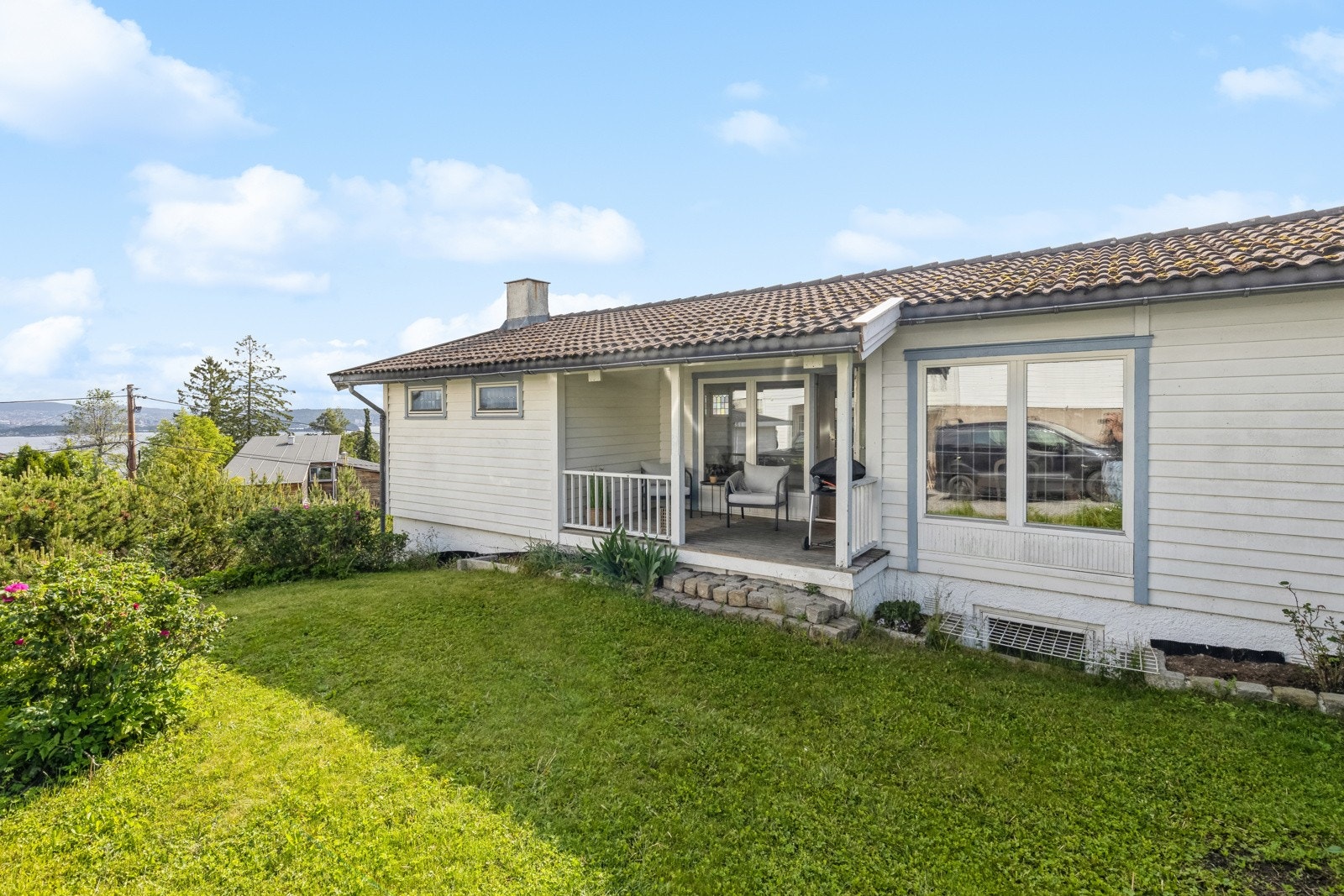 Attraktiv beliggenhet i rolig og barnevennlig gate mellom båten og Nesodden sentrum. Galleribilde