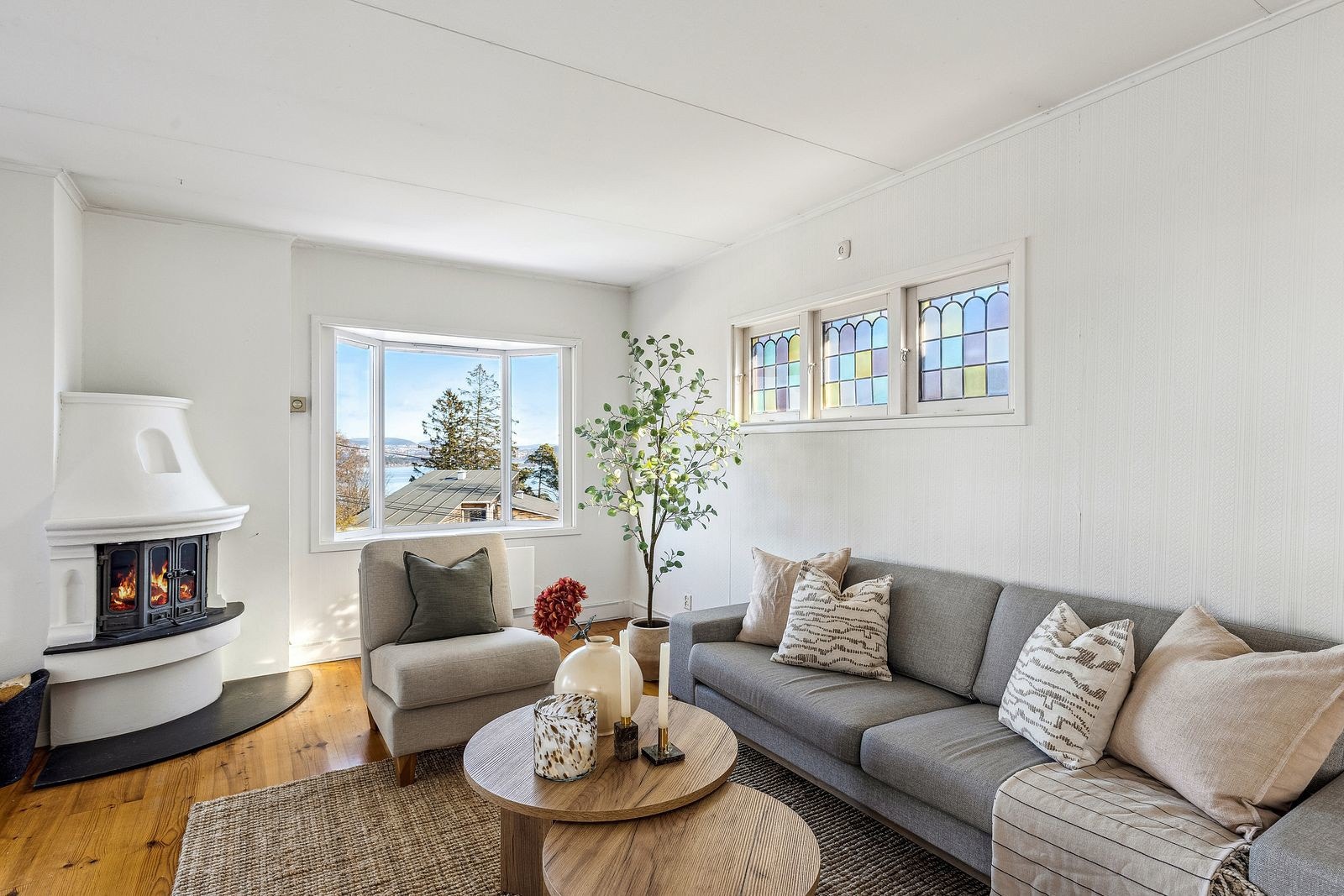 1.etasjen byr på følgende rom: Gang, kjøkken, stue, 2 soverom og bad. Galleribilde