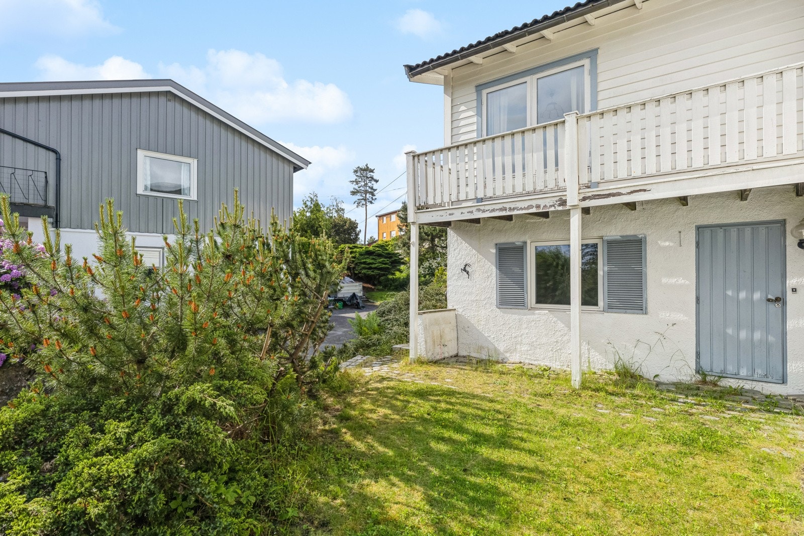 I underetasjen er det en leilighet med egen inngang. Galleribilde