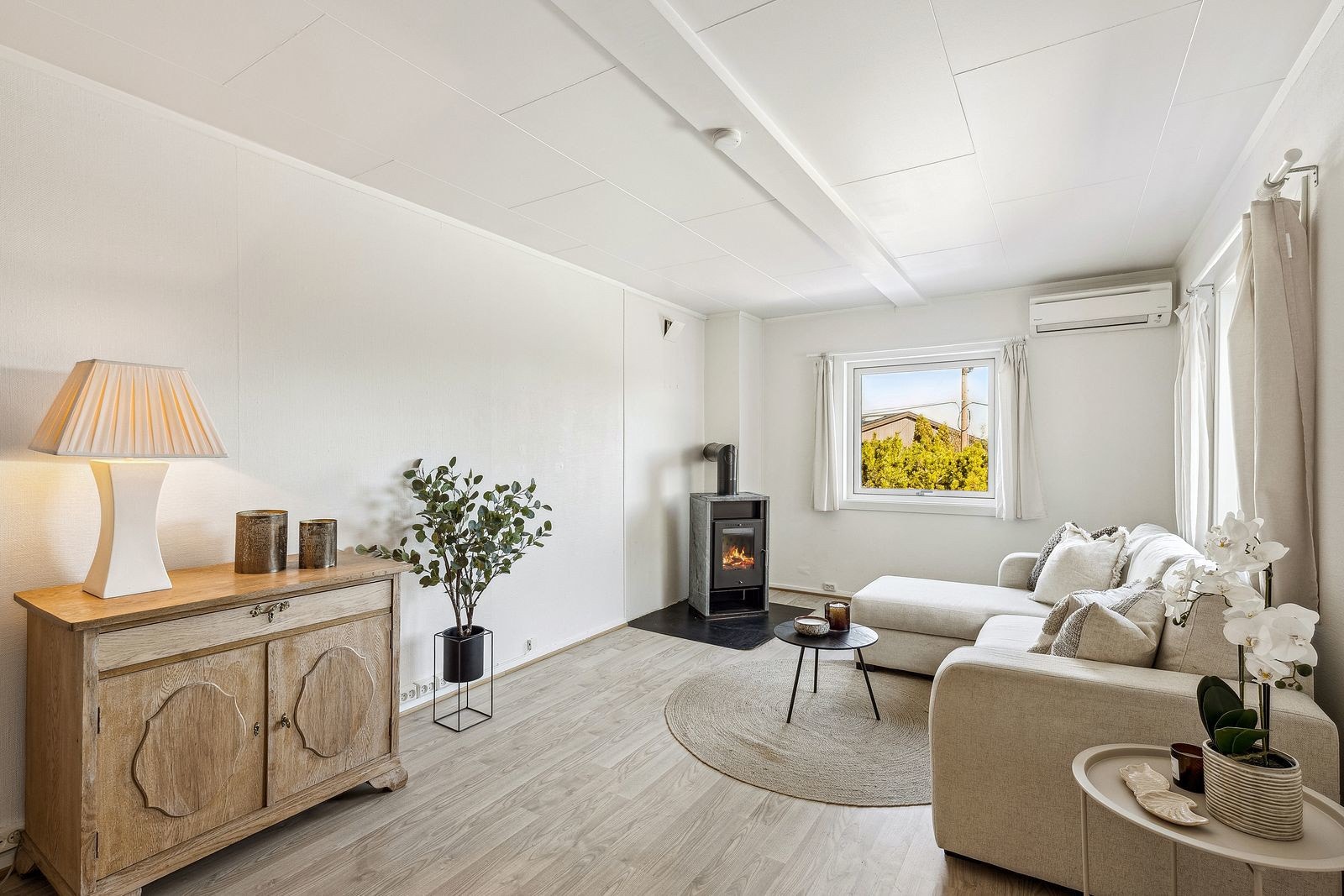 Underetasjen byr på følgende rom: Entré, soverom, kjøkken, bad, vaskerom, stue og bod. Galleribilde