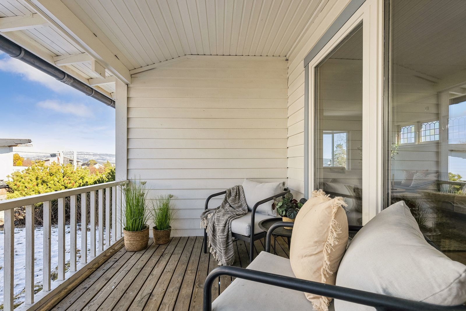 Fra stuen er det utgang til en hyggelig balkong, som gir et ekstra uteområde for private stunder. Galleribilde