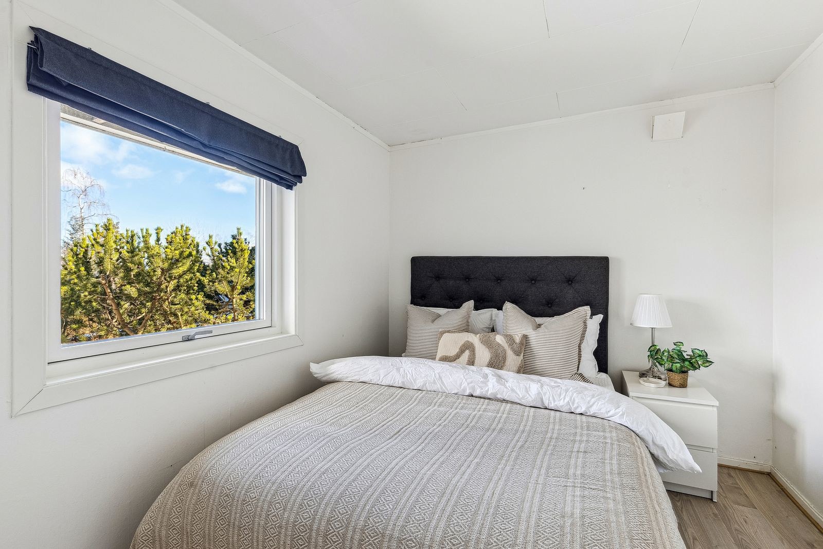 Begge soverommene er godt utnyttet og gir god plass til seng og nødvendige møblement.. Galleribilde