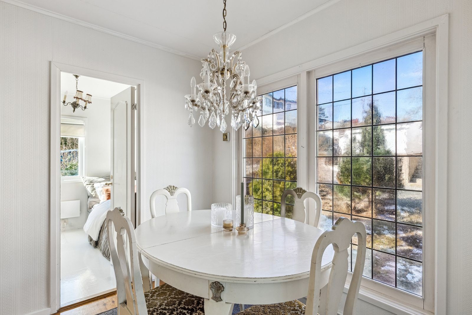 Koselig spiseplass som innbyr til sosialt samvær med familie og venner. Galleribilde