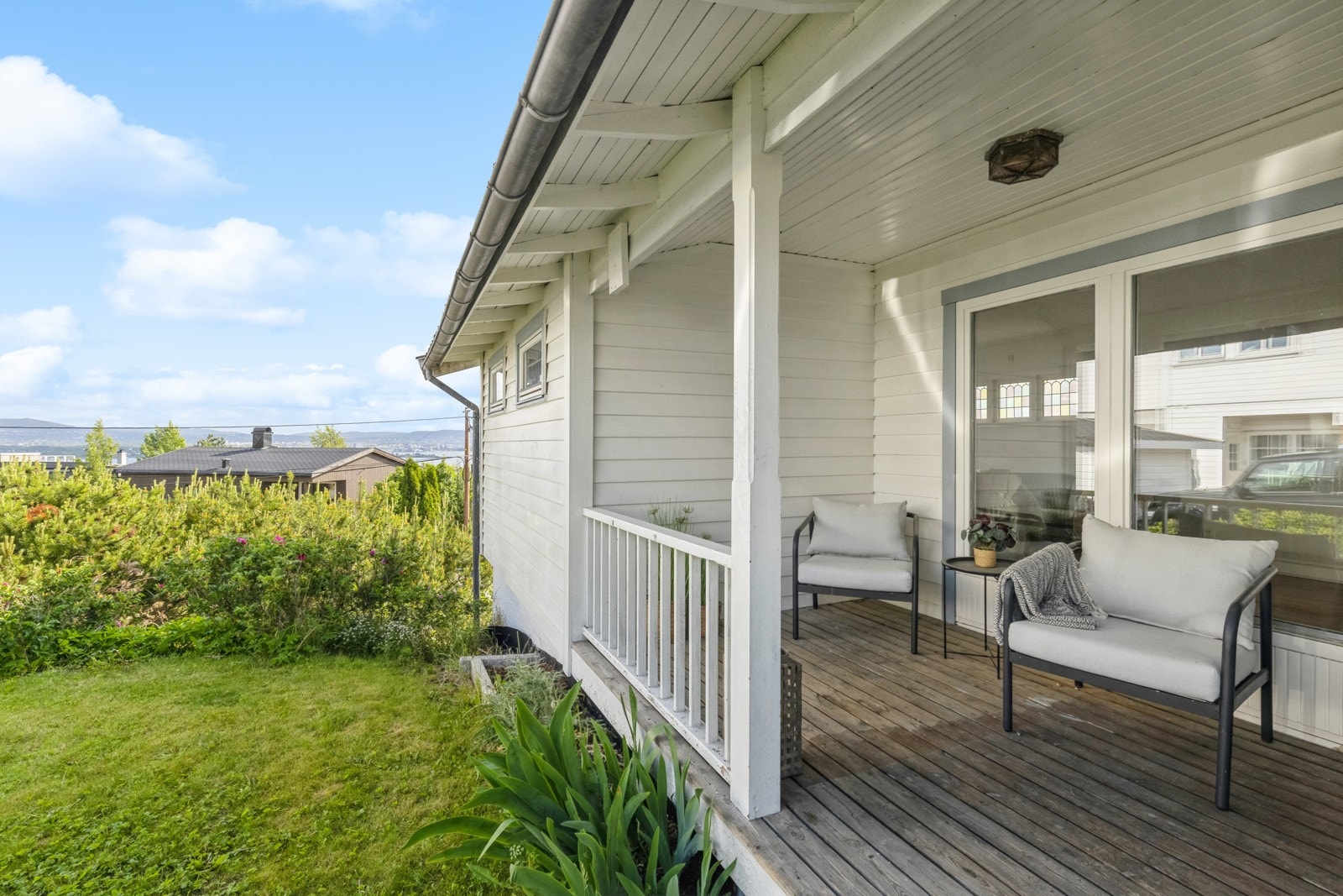 Stuen har utgang til balkong og videre til hagen. Galleribilde