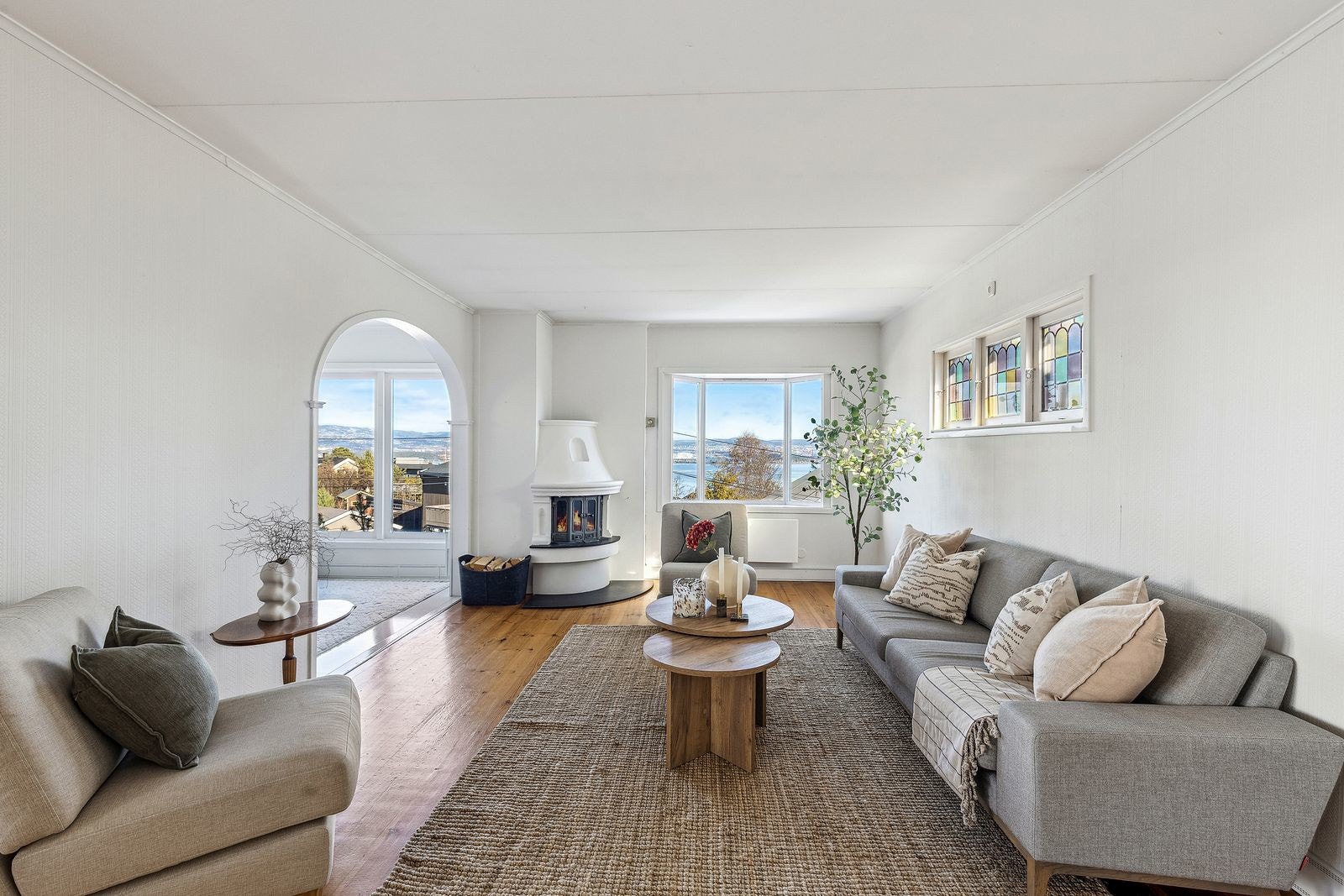 Rommet gir et komfortabelt og innbydende miljø for hverdagslige aktiviteter, og har en behagelig atmosfære som gjør det til et ideelt sted for både avslapning og sosialt samvær. Galleribilde