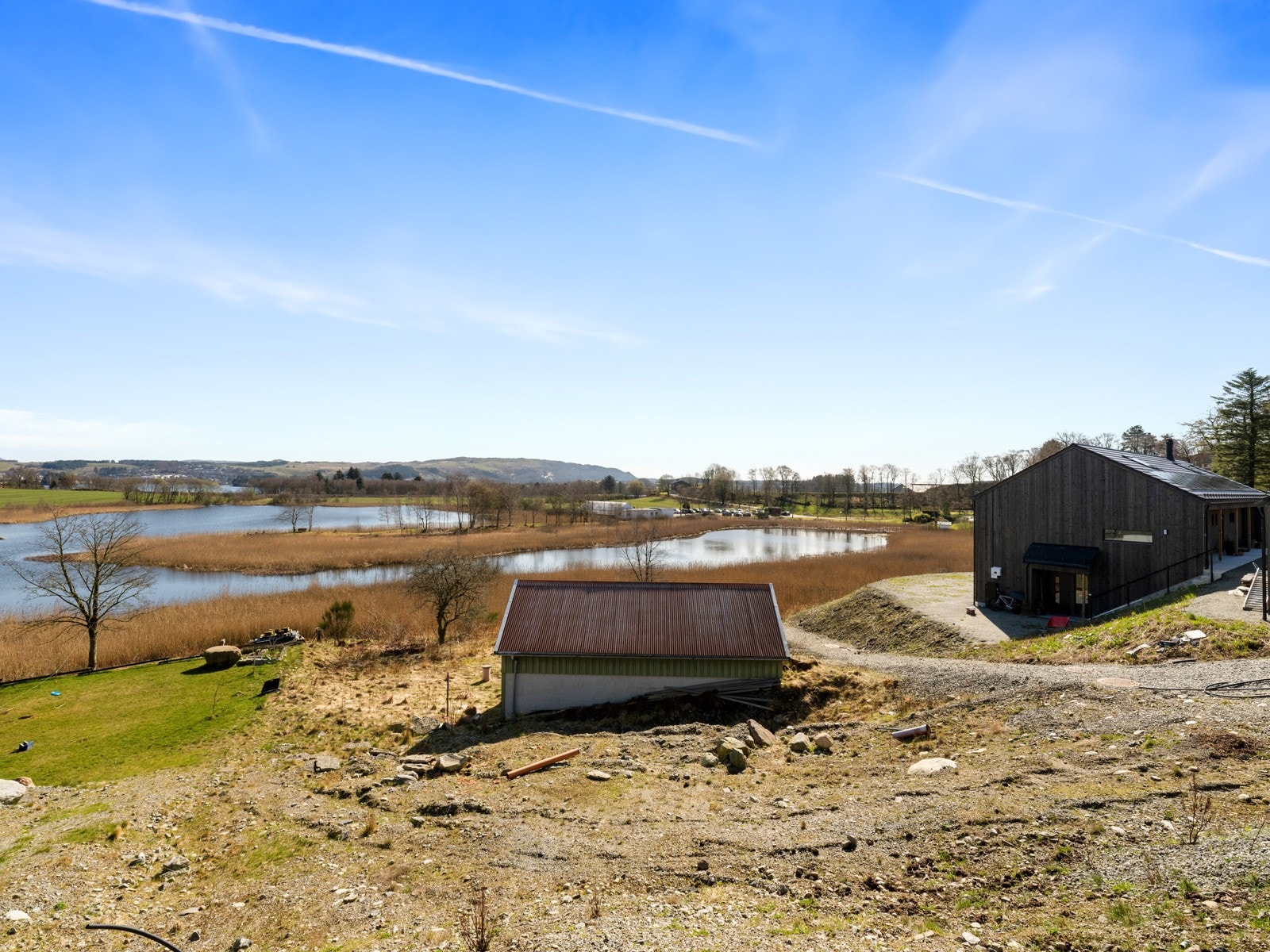 Det står et gammelt uthus på eiendommen. Riving av dette er kjøpers ansvar. Galleribilde