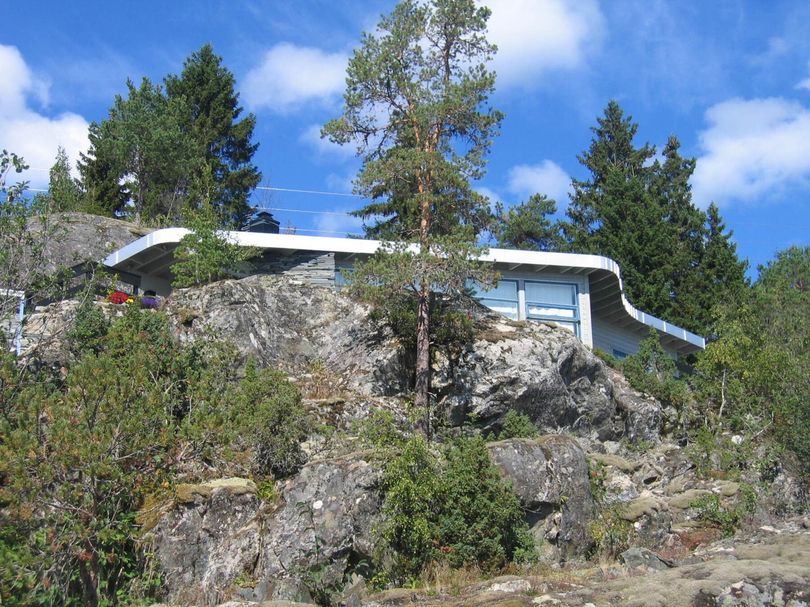 Hytten glir godt inn i terrenget. Galleribilde