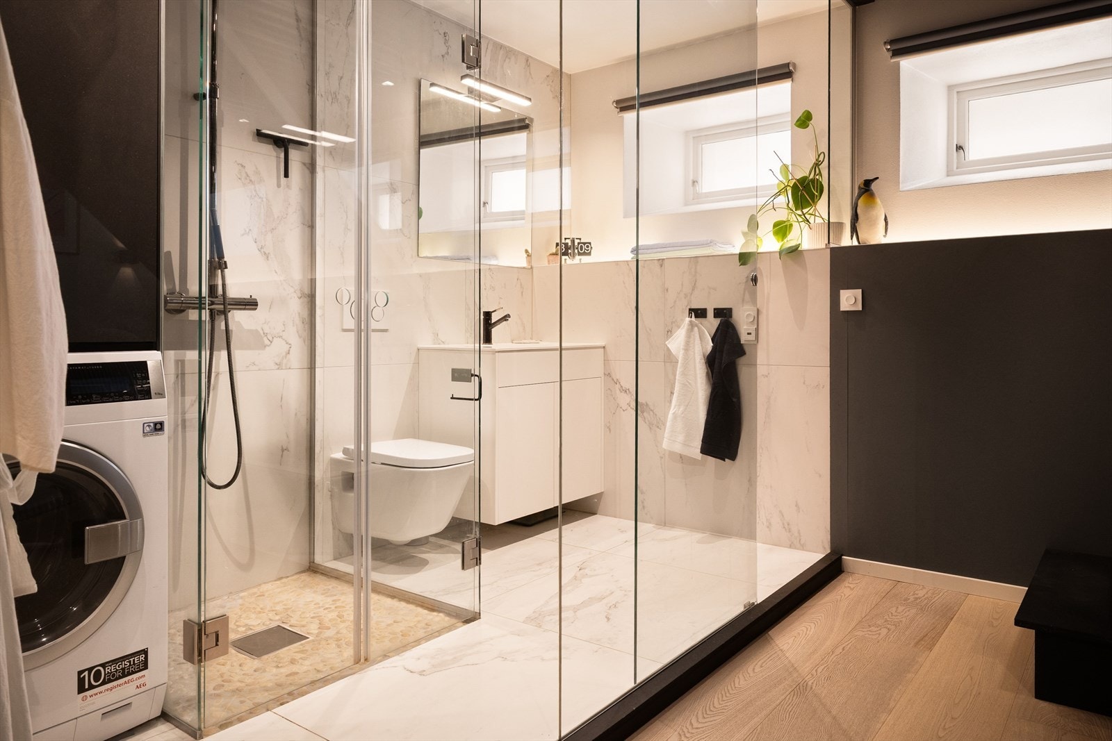 Lekkert og stilrent bad fra 2017 med stilige detaljer som fliser og glass på vegger. Det er fliser på gulv og gulvvarme. Galleribilde