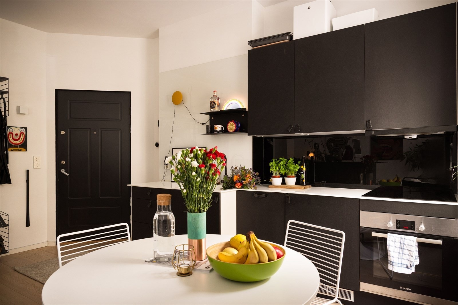 Innbydende entré med plass til oppheng av yttertøy og sko. Leiligheten har lekker 1-stavs eikeparkett og 2.83 m himlingshøyde! Galleribilde