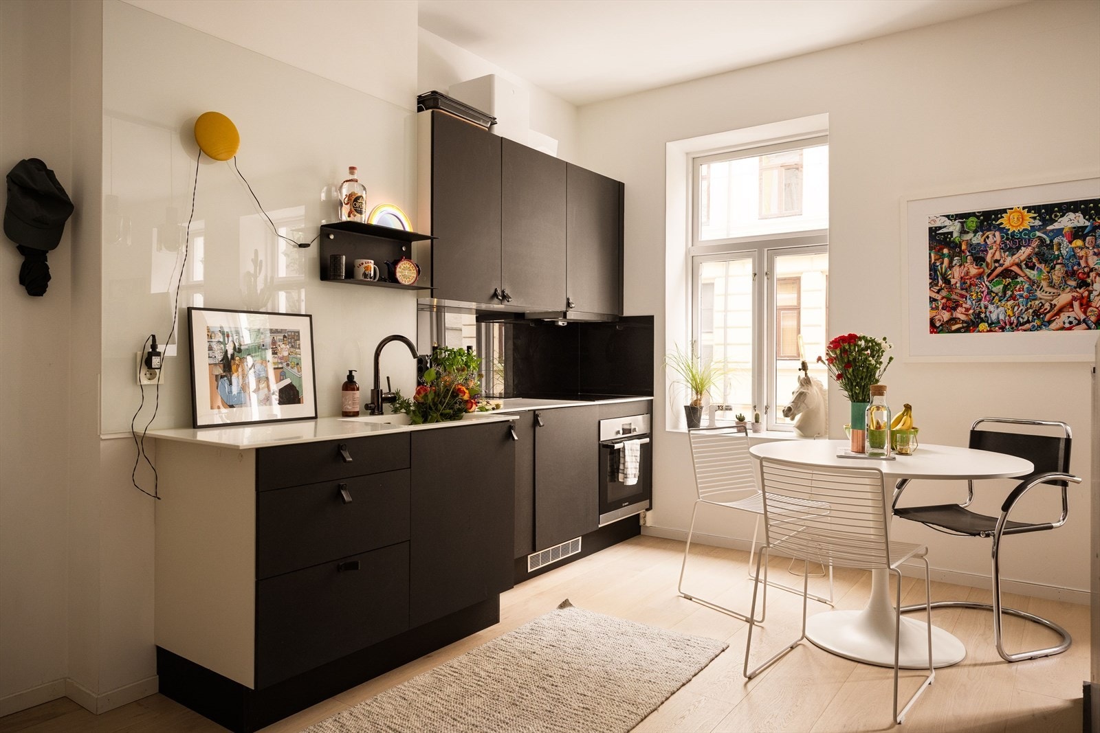 Moderne kjøkken fra 2017 med glatte fronter, benkeplate i Corian med integrert oppvaskkum og glassplate over benk. Galleribilde