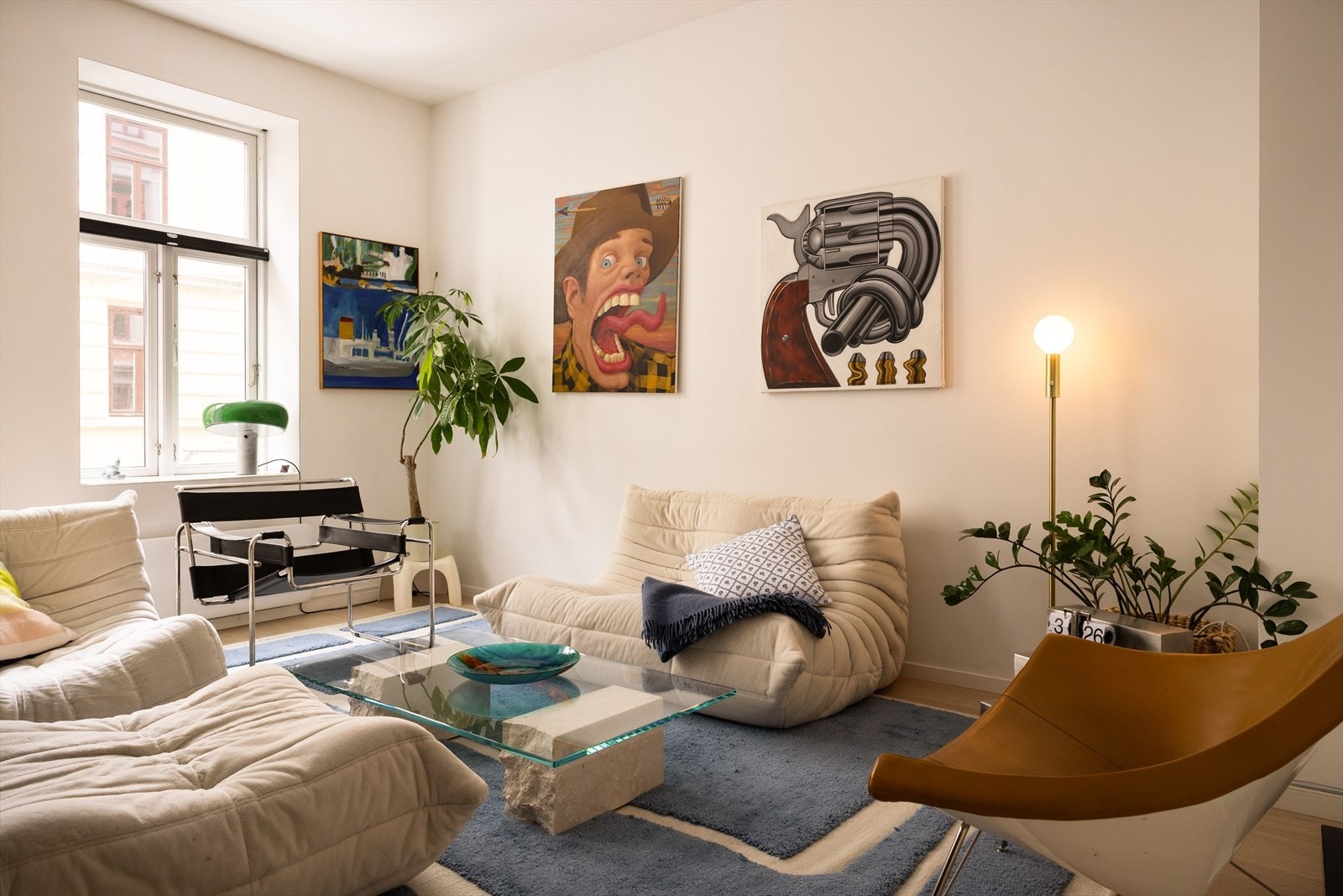 Leiligheten er lys og luftig med tre store, klassiske bygårdsvinduer som slipper inn rikelig med naturlig lys! Galleribilde